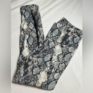 Super cute wide band waisted snake print leggings